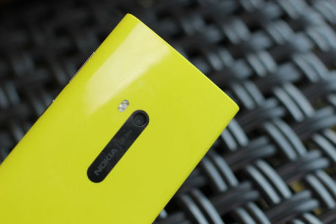 Nokia Lumia 920 – яркий смартфон с беспроводной зарядкой