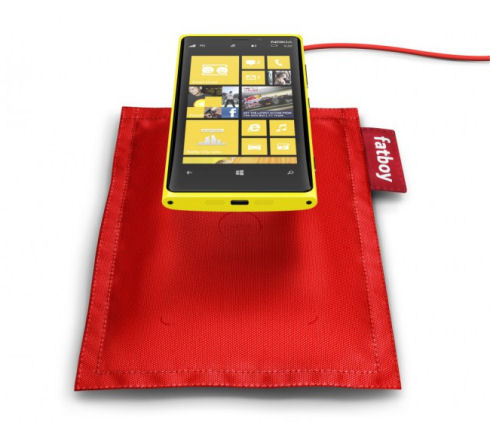 Nokia Lumia 920 – яркий смартфон с беспроводной зарядкой