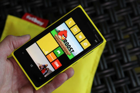 Nokia Lumia 920 – яркий смартфон с беспроводной зарядкой