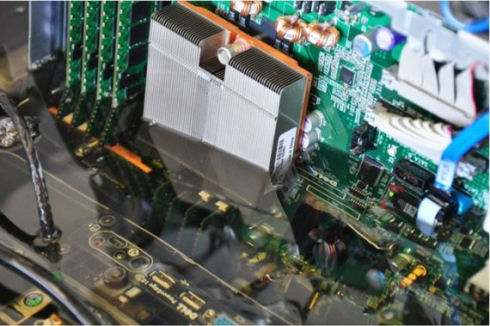 Intel охлаждает сервера маслом