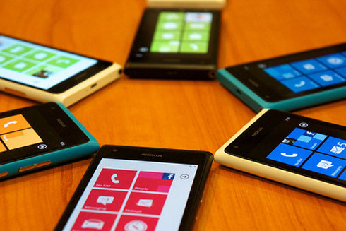 Nokia принимает заказы на новые модели и снижает цены на старые