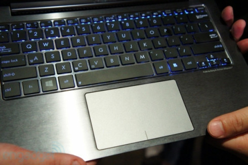 ASUS TAICHI с двусторонним дисплеем поступит в продажу в ноябре