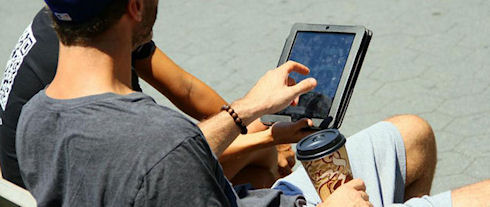 Парень погиб под колесами автомобиля, спасая iPad