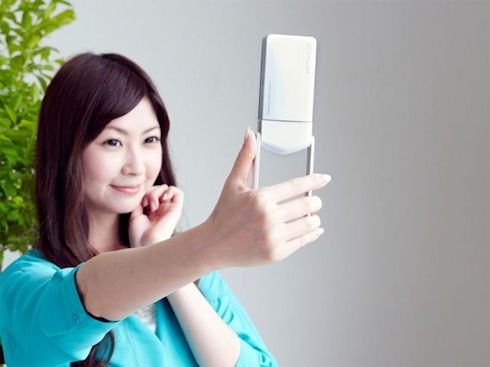 Casio Exilim EX-TR15 – камера с функцией «автопортрета»