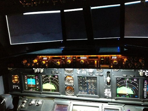 Бармен построил копию кабины Boeing 737 у себя дома