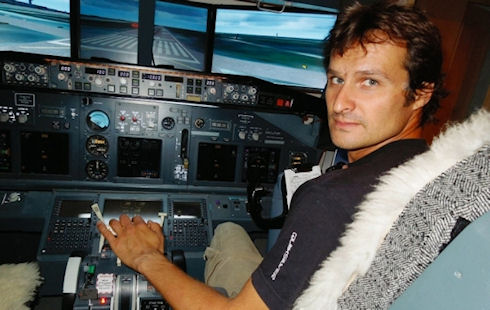Бармен построил копию кабины Boeing 737 у себя дома
