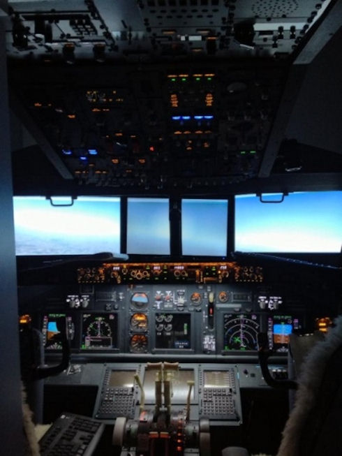 Бармен построил копию кабины Boeing 737 у себя дома