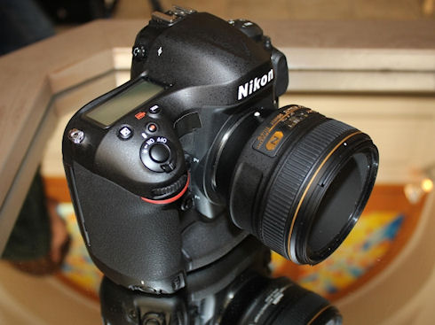 Профессиональная зеркалка Nikon D4s – прочный корпус и высокая производительность