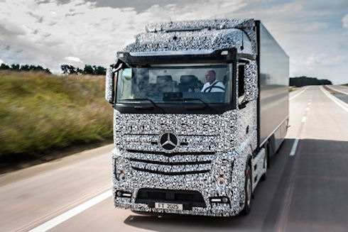Mercedes запустила программу создания «умных грузовиков» Future Truck 2025