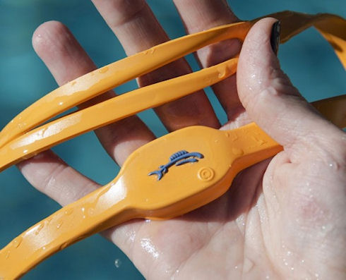 iSwimband присмотрит за ребенком во время купания