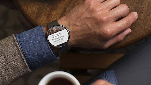 Moto 360 задействуют датчик освещенности для экономии батареи