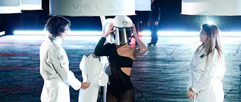 Леди Гага взлетела в платье Volantis