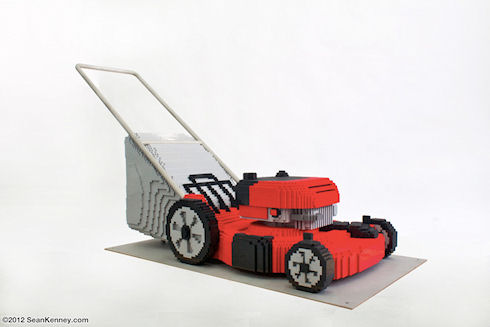 Художник собрал полномасштабную газонокосилку из конструктора LEGO