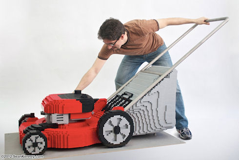Художник собрал полномасштабную газонокосилку из конструктора LEGO