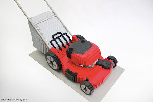 Художник собрал полномасштабную газонокосилку из конструктора LEGO