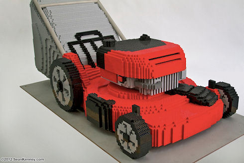 Художник собрал полномасштабную газонокосилку из конструктора LEGO