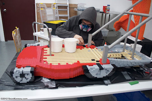 Художник собрал полномасштабную газонокосилку из конструктора LEGO