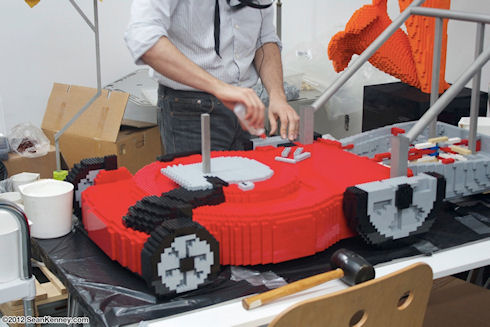 Художник собрал полномасштабную газонокосилку из конструктора LEGO