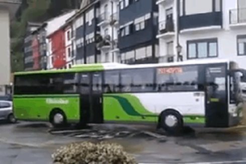 Чудо-остановка в Ираке сама разворачивает автобус
