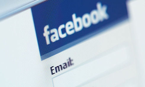 Facebook тестирует 7 рекламных сообщений на одной странице