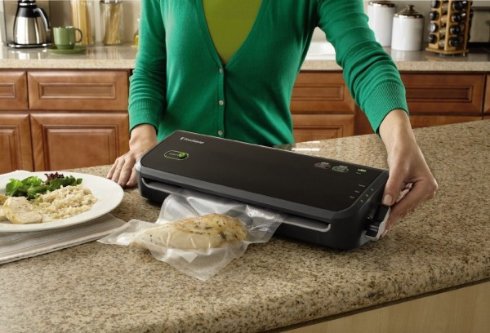 Вакуумная упаковка FoodSaver FM-2000 сохранит свежесть приготовленной пищи