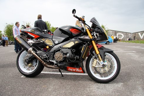 Обзор мотоцикла Aprilia Tuono 1000R