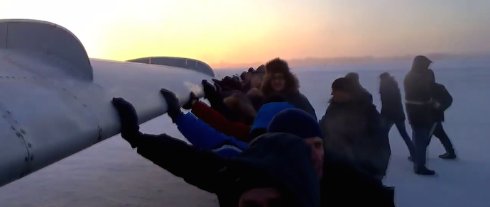 Пассажиры, толкавшие самолёт Ту-134, всего лишь делали «селфи»