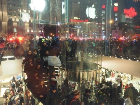Протестующие провели акцию «Умирание» в нью-Йоркском магазине Apple
