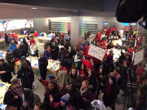 Протестующие провели акцию «Умирание» в нью-Йоркском магазине Apple