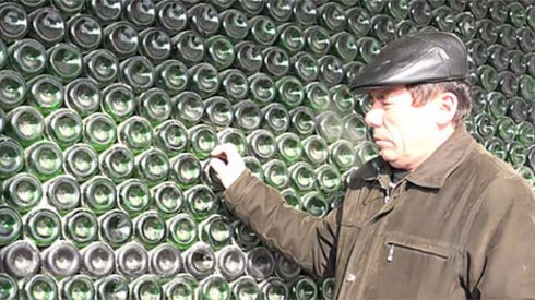 Россиянин соорудил уникальный дом из бутылок шампанского