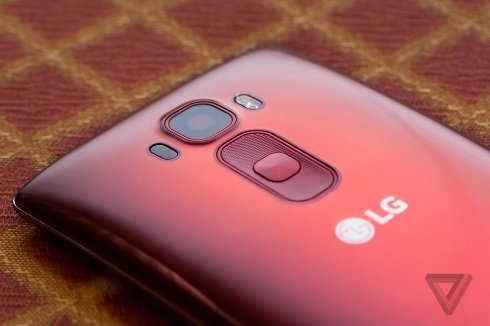 Представлен смартфон-«банан» от LG