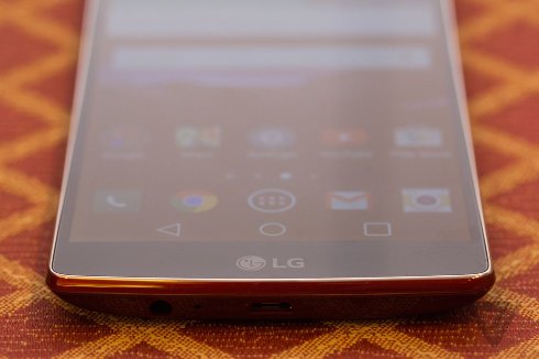 Представлен смартфон-«банан» от LG