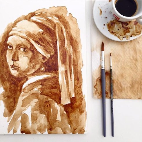 Художница рисует картины, используя кофе вместо красок