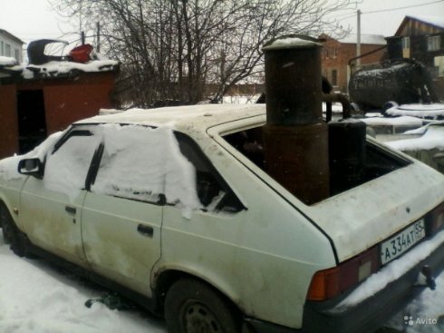 Житель Омска заправляет свой автомобиль шишками и навозом